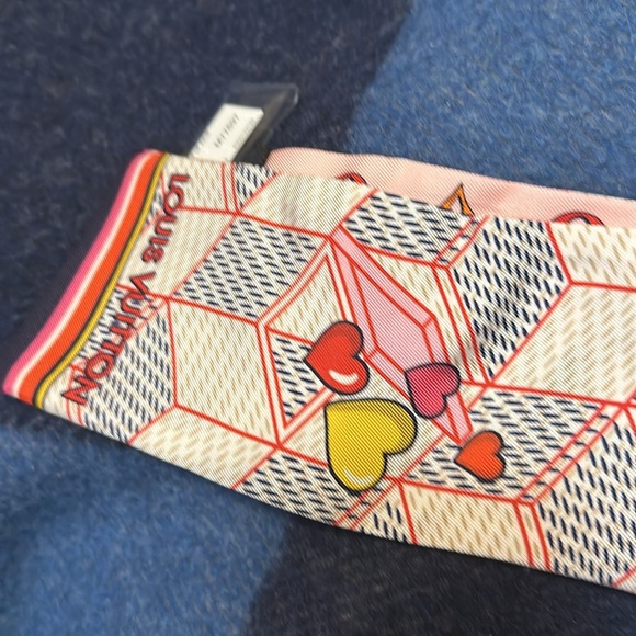 This a brand new scarf, ready to be wear this time of the year! Have the box. - Picture 4 of 7